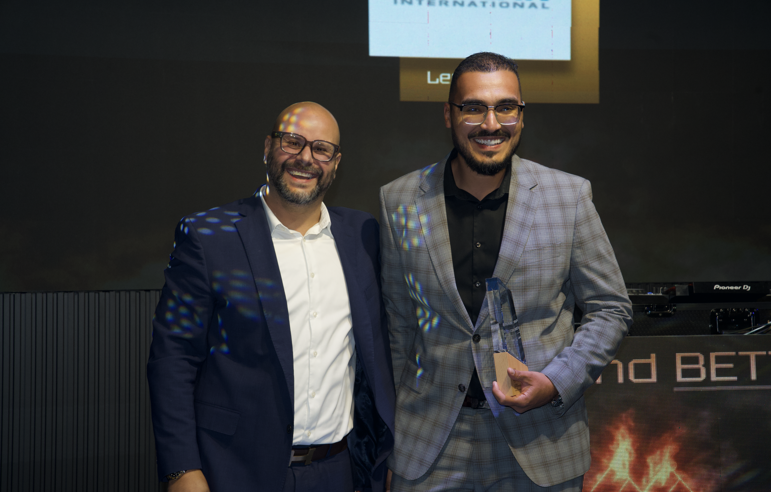 Cristiano Almeida com troféu